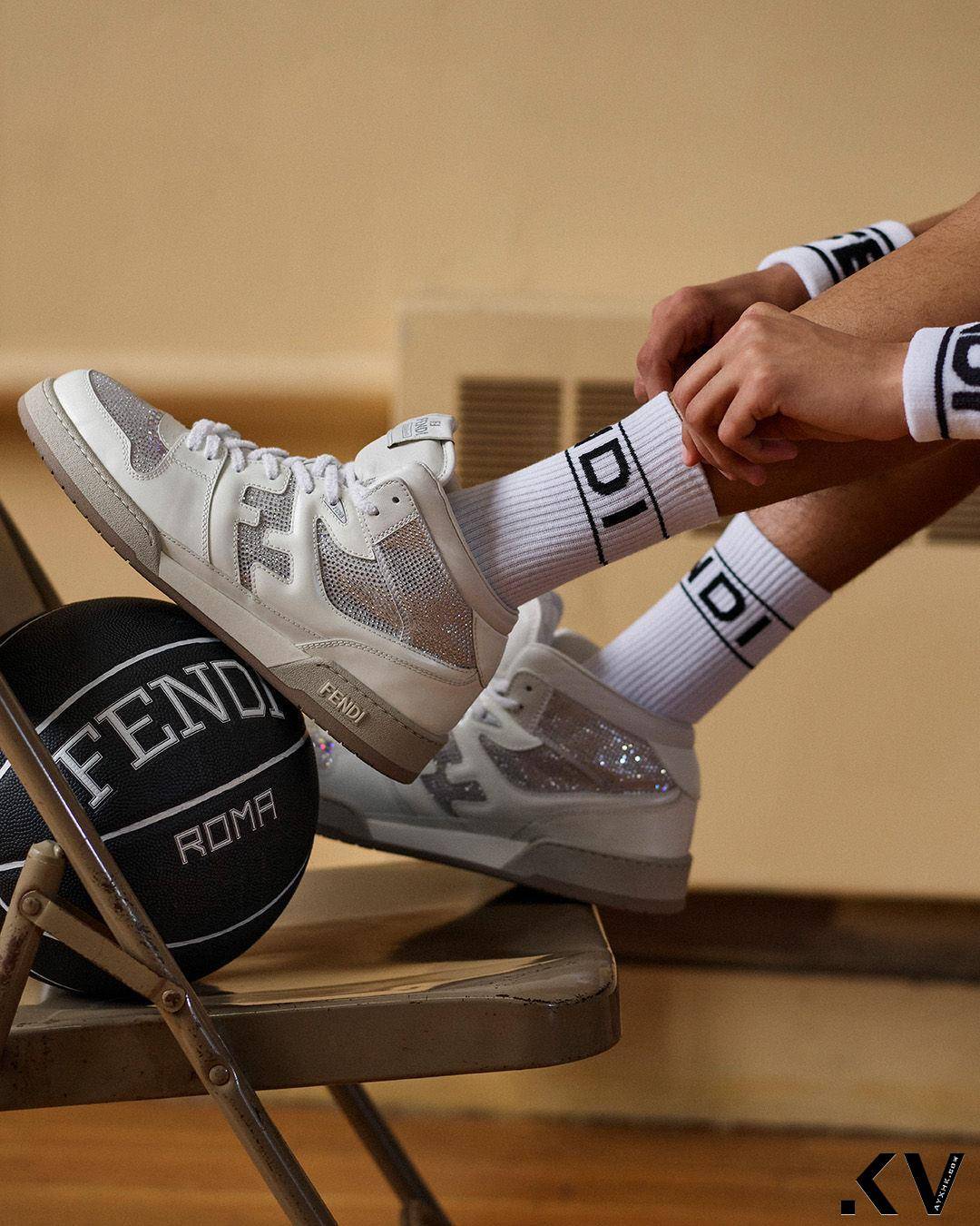 根本男友愿望清单！FENDI“运动限定”水晶球鞋、极简黑Logo篮球登场 时尚穿搭 图3张